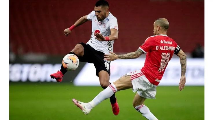 Rodrigo Ureña ante Internacional por la Libertadores. Ahora recibirá a Universidad Católica.