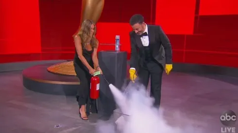 El comediante "bromeó" con la manera de sanitizar los sobres de los ganadores.