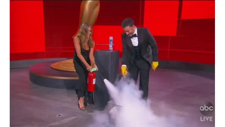 El comediante "bromeó" con la manera de sanitizar los sobres de los ganadores.
