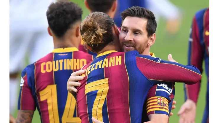 Messi se abraza con Griezmann luego del gol del francés