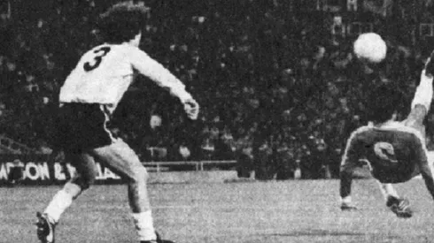 El momento exacto donde Castec impacta el balón y vence de chilena a Fillol