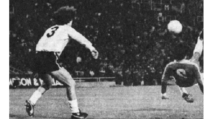 El momento exacto donde Castec impacta el balón y vence de chilena a Fillol