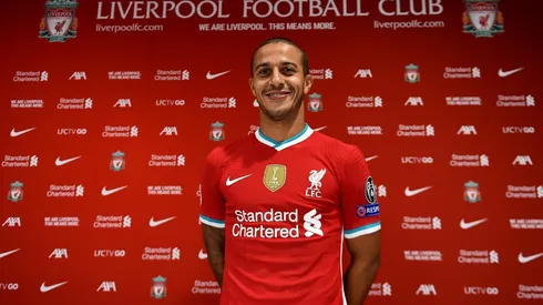 Alcántara ya posa con la camiseta del Liverpool