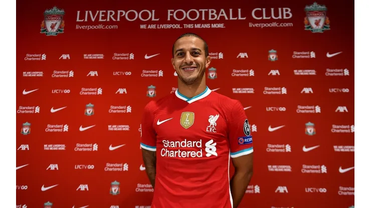 Alcántara ya posa con la camiseta del Liverpool
