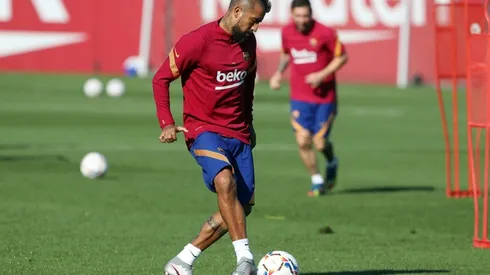 Arturo Vidal tiene puertas abiertas para marcharse del Barcelona pero la burocracia lo tiene entrampado
