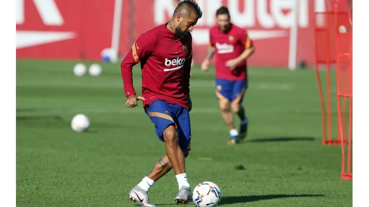 Arturo Vidal tiene puertas abiertas para marcharse del Barcelona pero la burocracia lo tiene entrampado