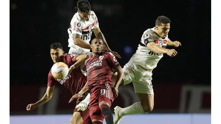 Paulo Díaz estuvo en el banco de suplentes en River Plate