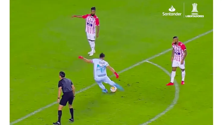 Viera hizo historia con su golazo de tiro libre