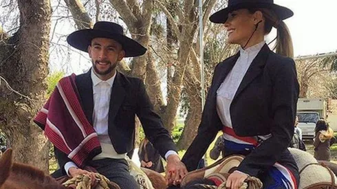 Mauricio Isla vestido de huaso junto a su esposa Gala Caldirola