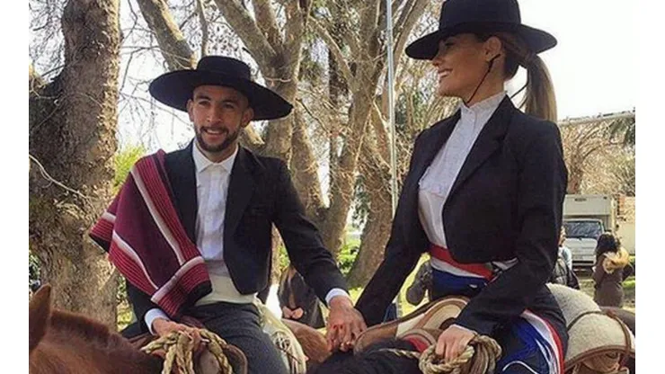 Mauricio Isla vestido de huaso junto a su esposa Gala Caldirola