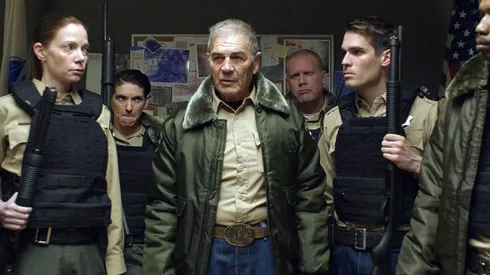 Robert Forster comandando a su equipo en medio de "The Wolf of Snow Hollow".
