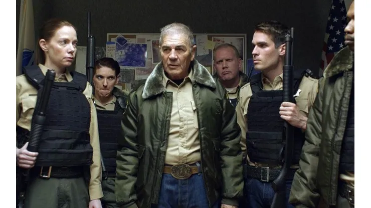 Robert Forster comandando a su equipo en medio de "The Wolf of Snow Hollow".