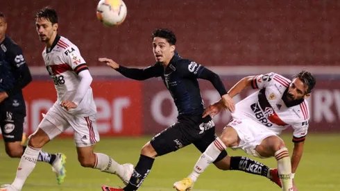 Mauricio Isla es titular en Flamengo para visitar a Independiente del Valle