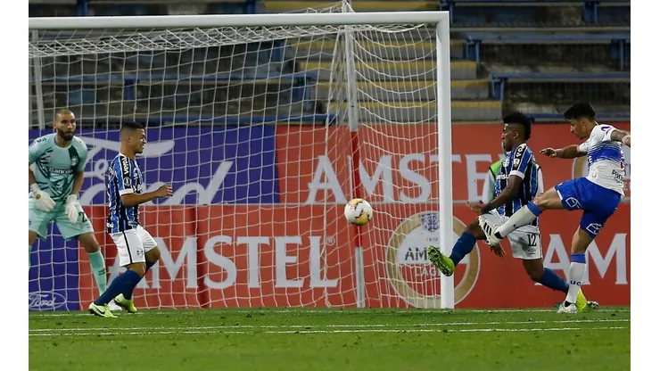 El gol de Zampedri para la UC contra Gremio en Copa Libertadores.