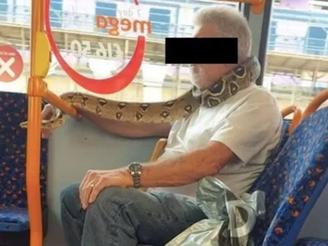 Captan a hombre llevando una serpiente en el cuello como mascarilla