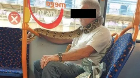 Los pasajeros del bus quedaron atónitos con el animal enrollado en el cuello del hombre.