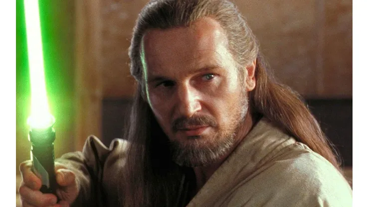 Liam Neeson jugando con los sables láser en "Star Wars: La Amenaza Fantasma".