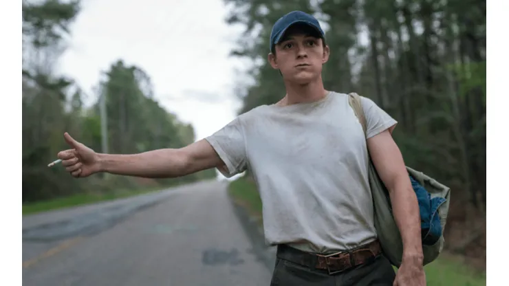 Con lo que hace en "El Diablo a Todas Horas", Tom Holland se desmarca de los personajes que ha interpretado previamente.