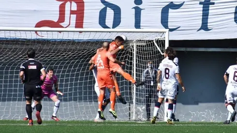Gabriel Tellas se eleva más que todos y conecta de cabeza para el empate de Cobreloa ante Melipilla. Áspero partido en La Florida