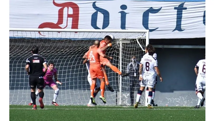 Gabriel Tellas se eleva más que todos y conecta de cabeza para el empate de Cobreloa ante Melipilla. Áspero partido en La Florida