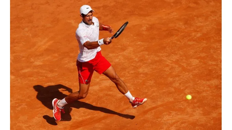 Novak Djokovic ganó con claridad en la arcilla romana