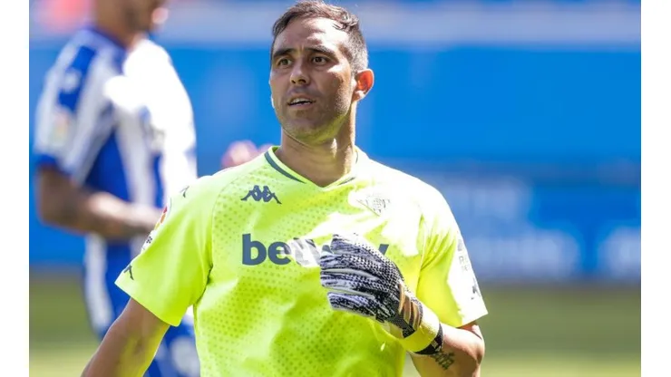 Claudio Bravo tiene fe en su futuro en Real Betis