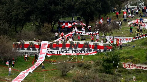 Hinchas de Curicó alentaron desde el cerro a sus jugadores.
