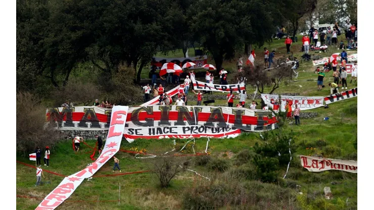 Hinchas de Curicó alentaron desde el cerro a sus jugadores.