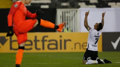 Esteban Paredes marca el 2-1 de Colo Colo ante Peñarol por la Copa Libertadores.
