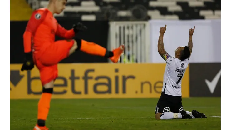 Esteban Paredes marca el 2-1 de Colo Colo ante Peñarol por la Copa Libertadores.