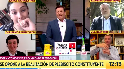 José antonio Kast le muestra su "bola de cristal" a Julio César Rodríguez.