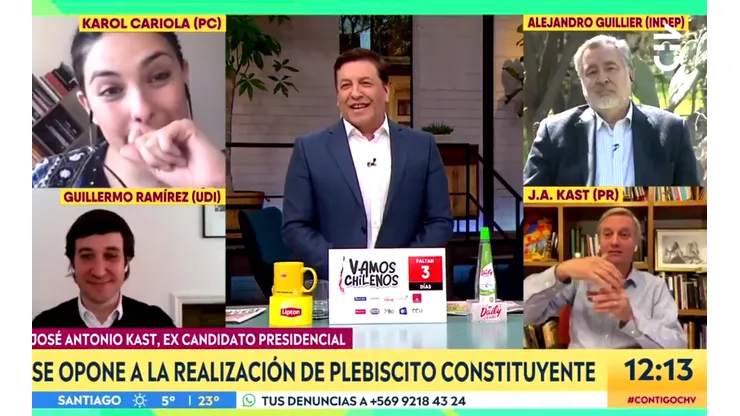 José antonio Kast le muestra su "bola de cristal" a Julio César Rodríguez.