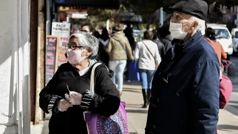 Las personas que necesiten visitar a adultos mayores en Fiestas Patrias deberán solicitar un permiso en la Comisaría Virtual.