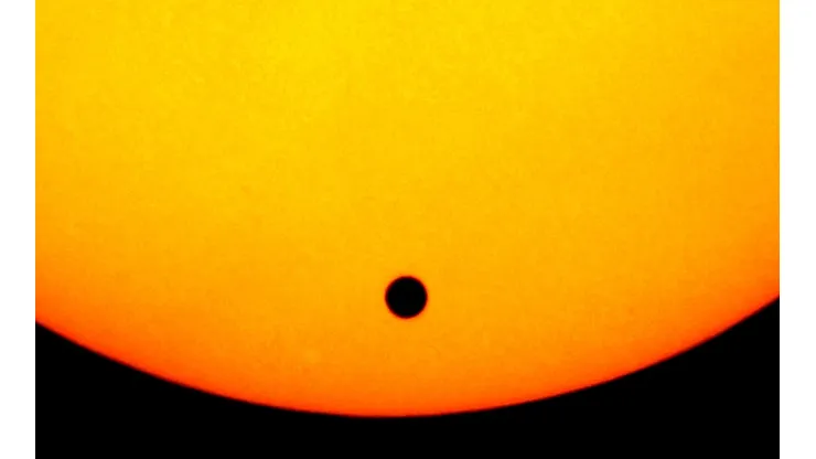 Venus pasando por delante del Sol.