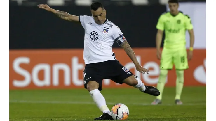 Colo Colo venció a Peñarol en el Monumental y Esteban Paredes sigue haciendo historia.