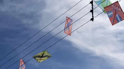 Los volantines en los cables eléctricos son un constante riesgo para los menores que buscan sacarlos.