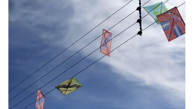 Los volantines en los cables eléctricos son un constante riesgo para los menores que buscan sacarlos.