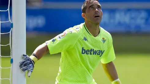 Claudio Bravo tuvo un gran estreno en Real Betis