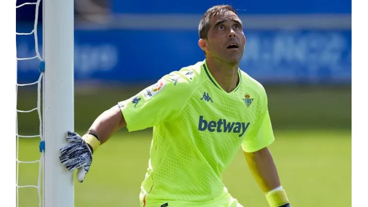 Claudio Bravo tuvo un gran estreno en Real Betis