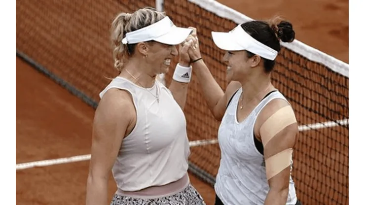 Alexa Guarachi celebra junto a Desirae Krawczyk Desirae Krawczyk