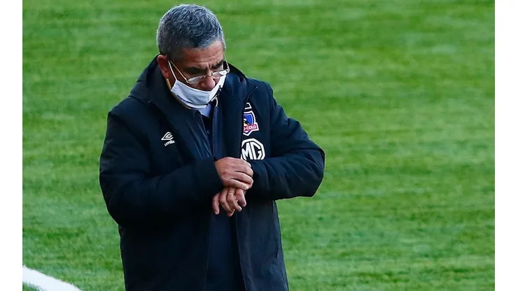 Gualberto Jara suma cuatro partidos sin ganar en Colo Colo, que no se ha abrazado después de la pandemia