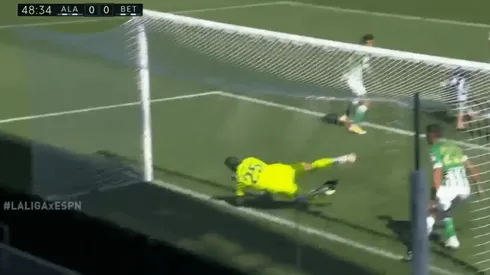 Claudio Bravo mostró todos sus reflejos para mantener el invicto de su portería en Betis