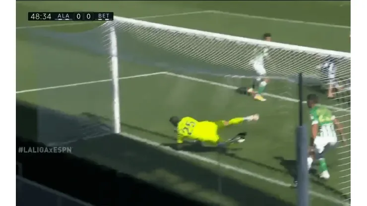 Claudio Bravo mostró todos sus reflejos para mantener el invicto de su portería en Betis