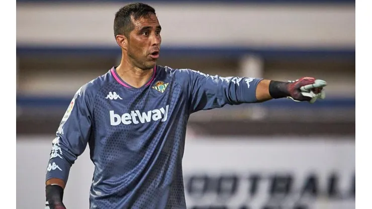 Bravo gana terreno para ser titular en el Betis