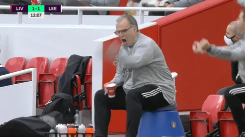 Bielsa festeja el primer gol del Leeds contra Liverpool.