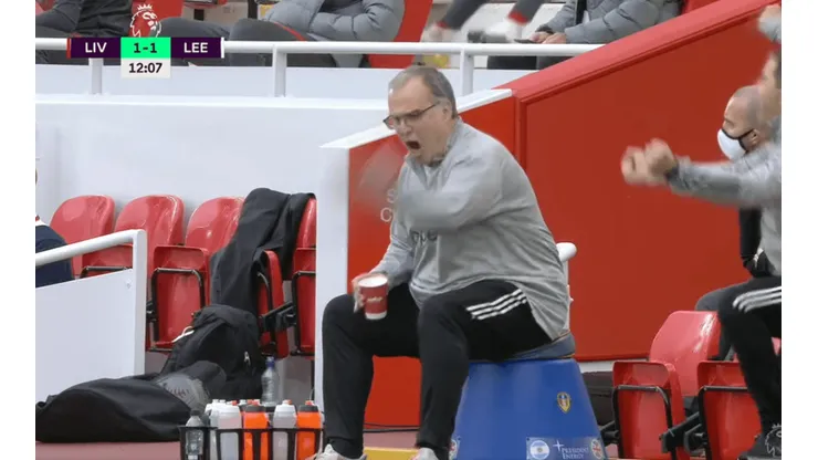Bielsa festeja el primer gol del Leeds contra Liverpool.