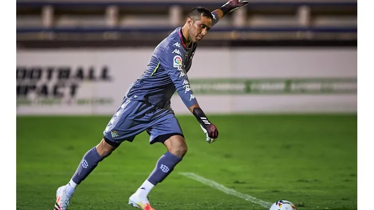 Claudio Bravo asoma de titular para este duelo.
