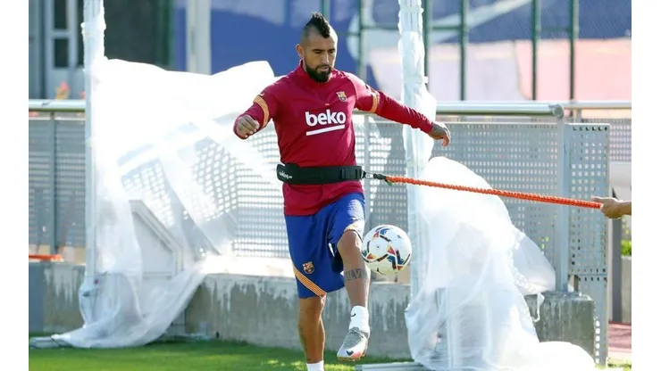 Vidal podría seguir jugando en Barcelona mientras se define su futuro