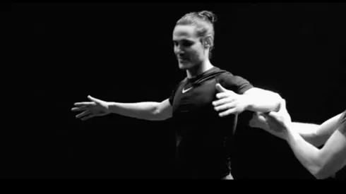 Edinson Cavani mostró su talento en el ballet