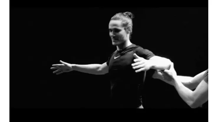 Edinson Cavani mostró su talento en el ballet